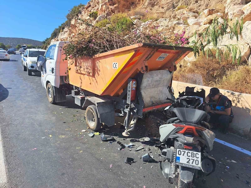 Motosiklet, atık toplama aracına çarptı: 1 ölü
