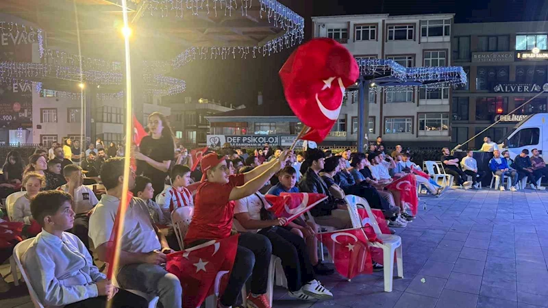 Arnavutköy’de yüzlerce kişi dev ekranda Türkiye-Yunanistan maçını izledi
