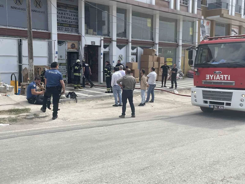 Tekstil atölyesinde çıkan yangın binaya yayılmadan kontrol altına alındı
