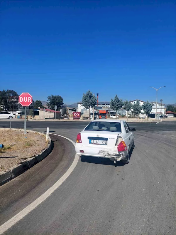Şarkikaraağaç’ta iki otomobil çarpıştı: 3 yaşındaki çocuk yaralandı
