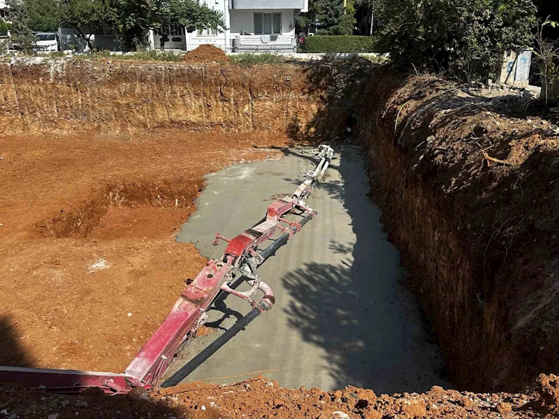 Kırılan beton pampası kolu 2 işçiyi yaraladı
