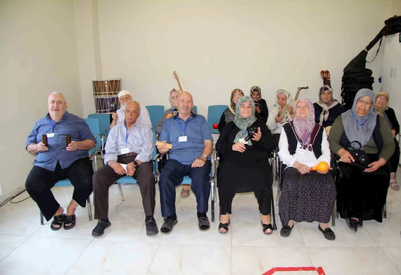 Alzeymir hastaları sosyal hayata katılıyor
