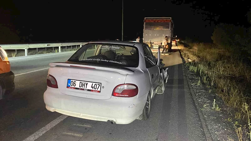 Otomobil kamyona arkadan çarptı: Sürücü kazayı yara almadan atlattı
