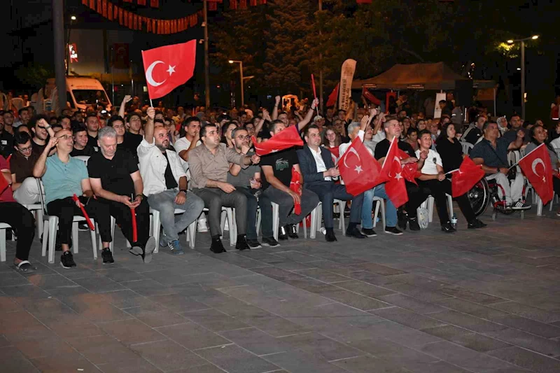 Isparta’da vatandaşlar A Milli Erkek Basketbol Takımı’nın zaferini dev ekrandan izlediler
