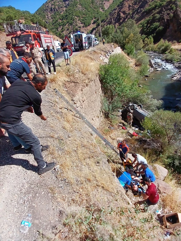 Tunceli’de araç uçuruma yuvarlandı: 3 yaralı
