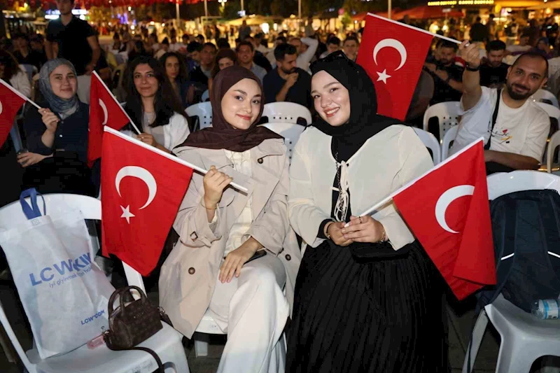 Ay yıldızlı coşku meydana sığmadı
