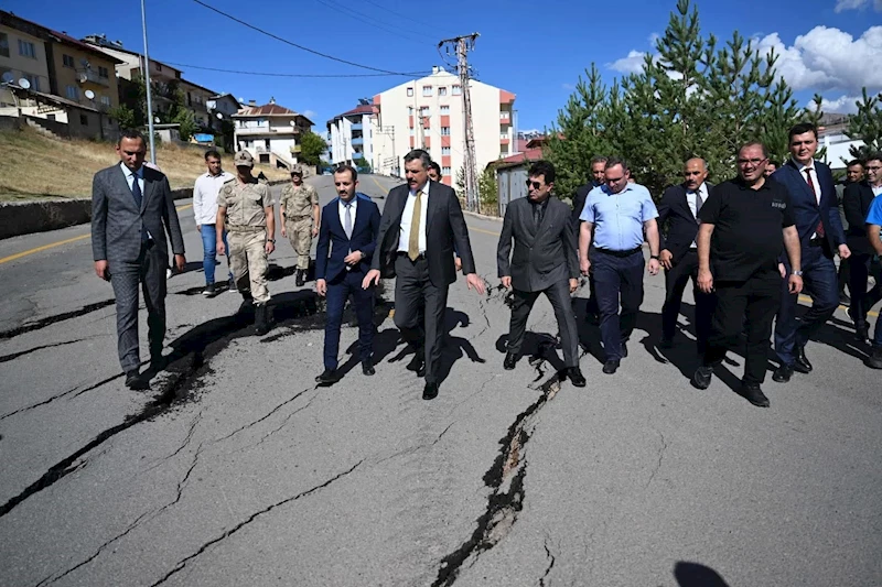 İspir’de yaşanan heyelan sonrası AFAD İl koordinasyon kurulu bölgede incelemelerde bulunuldu bir dizi karar aldı
