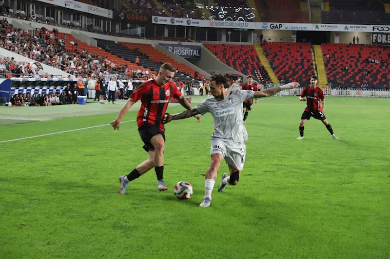 Trendyol Süper Lig: Gaziantep FK: 0 - Kocaelispor: 0 (İlk yarı)
