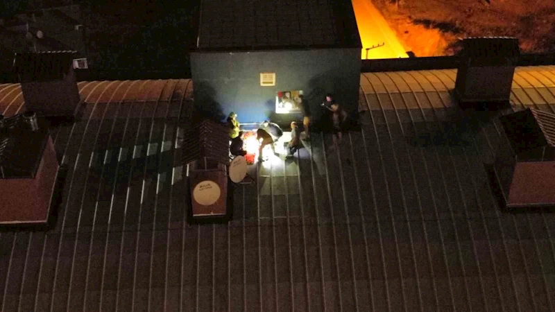 Genç kız çatıya çıktı, kurtarmak isteyenlerle birlikte mahsur kaldı
