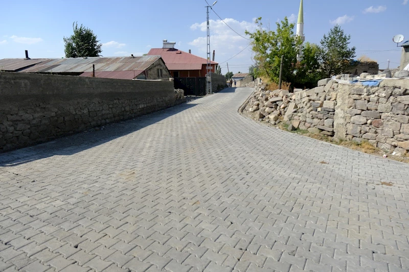 Ağrı’da köy yolları yenileniyor
