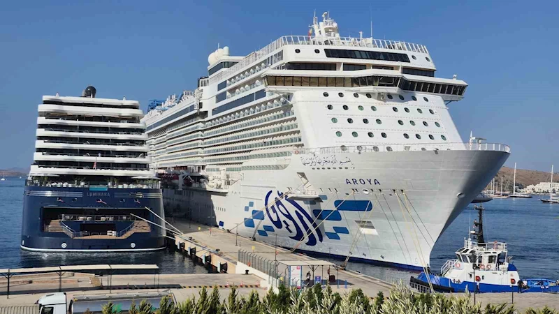Bodrum’a 2 gemi birden geldi
