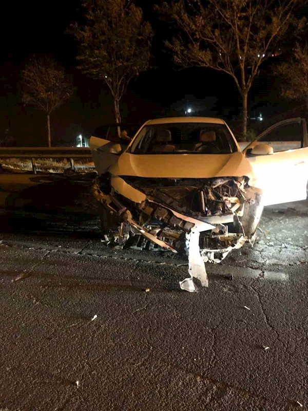 Mardin’de otomobil demir bariyerlere çarptı: 1 yaralı
