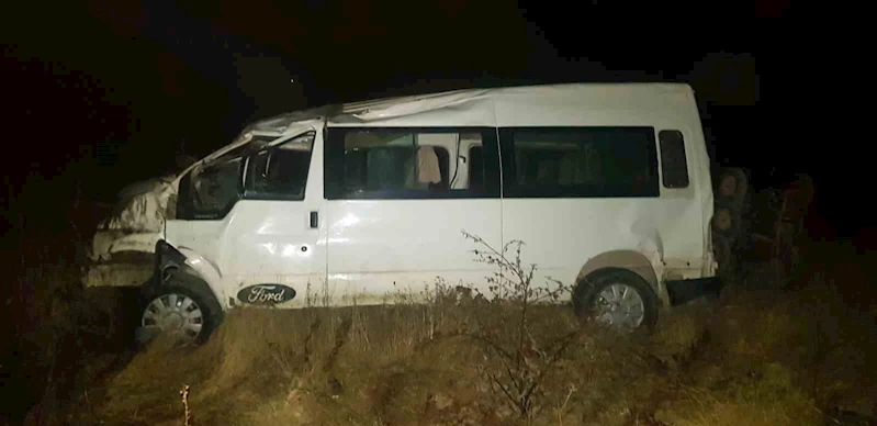 Sürücüsünün kontrolünden çıkan midibüs tarlaya uçtu: 1 yaralı
