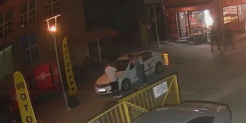 Kavgada boynu kesilen kişi 10 dakikada hastaneye yetiştirildi: Operasyon sonrası hayata tutundu

