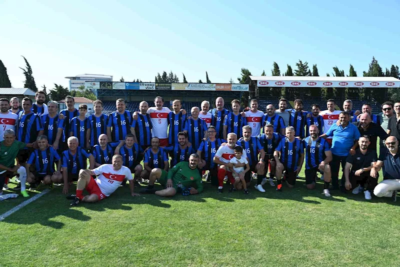 Futbolun efsaneleri Karacabey için sahaya çıktı

