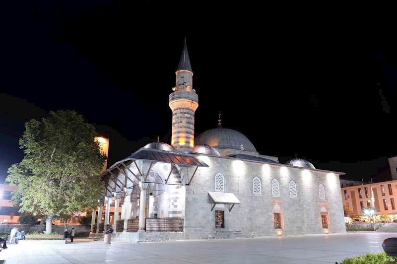 Dünya ikincisi Hafız Ali Turhan, Lala Mustafa Paşa Camii’ne atandı

