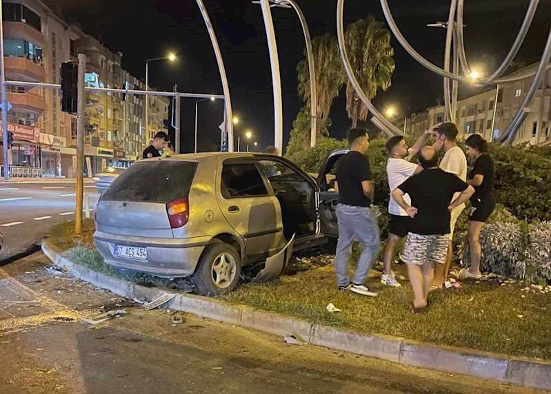 Antalya’da otomobille hafif ticari araç çarpıştı: 2 yaralı
