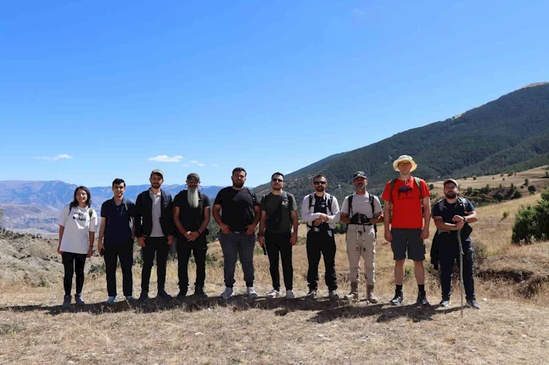 Doğaseverlerin zirveye zorlu yürüyüşü
