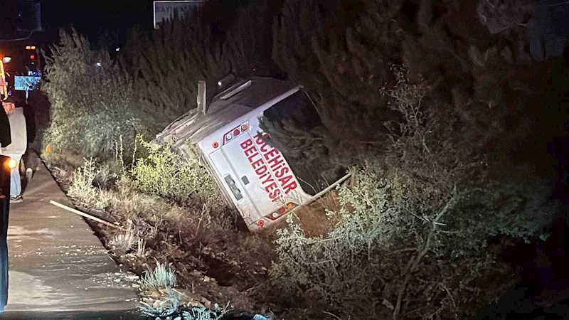 Afyonkarahisar’da midibüs devrildi: 12 yaralı
