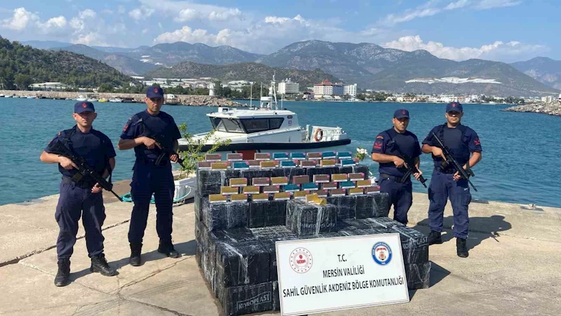 Denizdeki kutulardan 28 bin 500 paket tütün çubuğu çıktı
