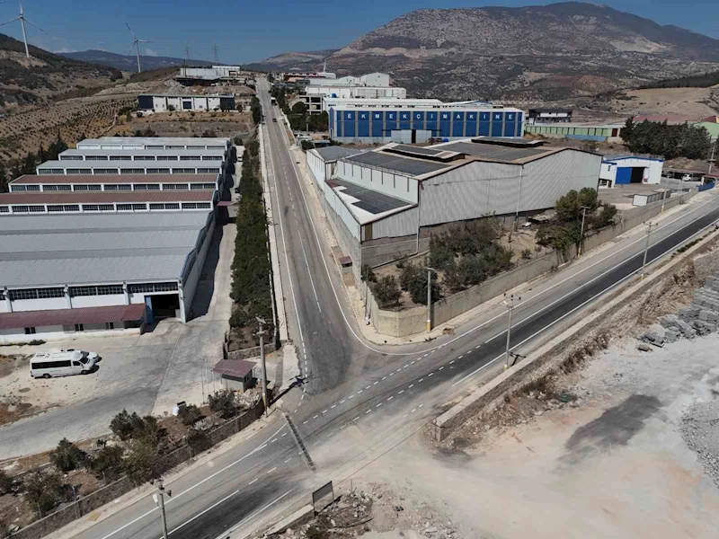 Hatay Büyükşehir Belediyesi, Antakya OSB’de  yolları asfaltladı
