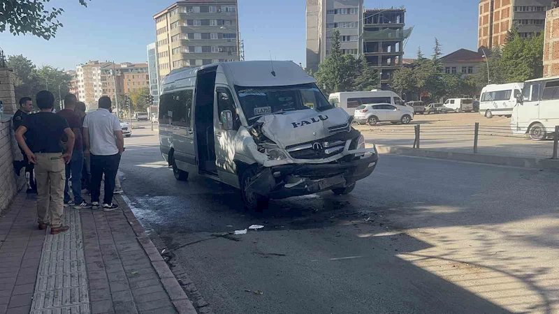 Elazığ’da minibüs otobüse çarptı: 8 yaralı
