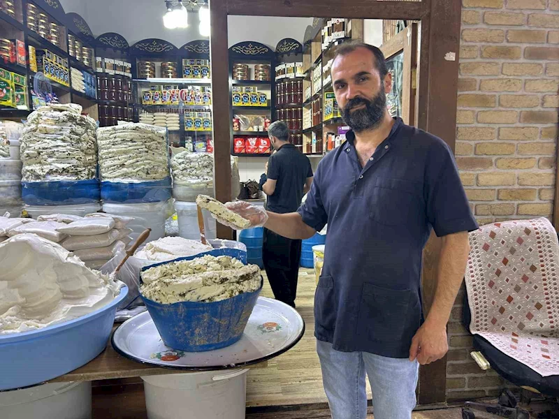 Geleneksel Van lezzeti: Kışlık küp otlu peyniri tezgâhlardaki yerini almaya başladı
