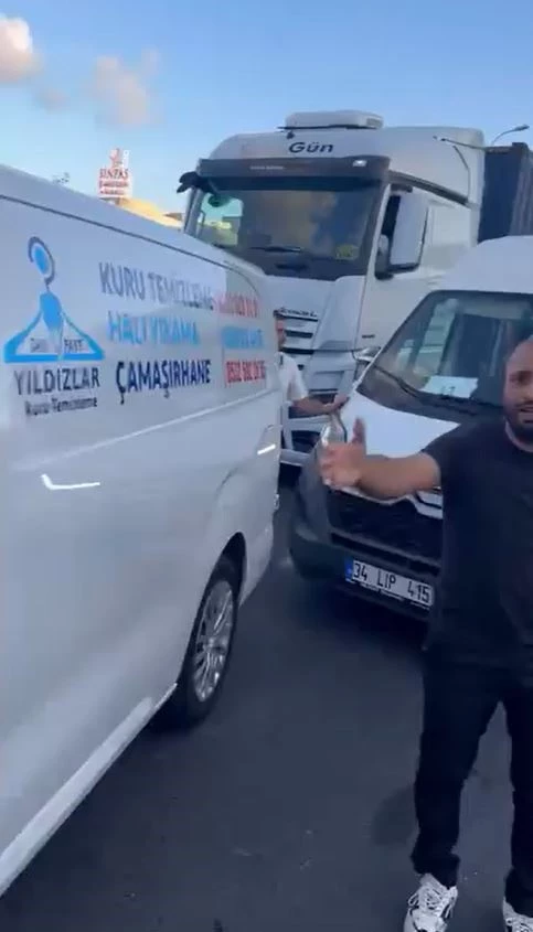 Emniyet şeridinden kaynak yaptılar, tepki gösteren sürücüye saldırdılar
