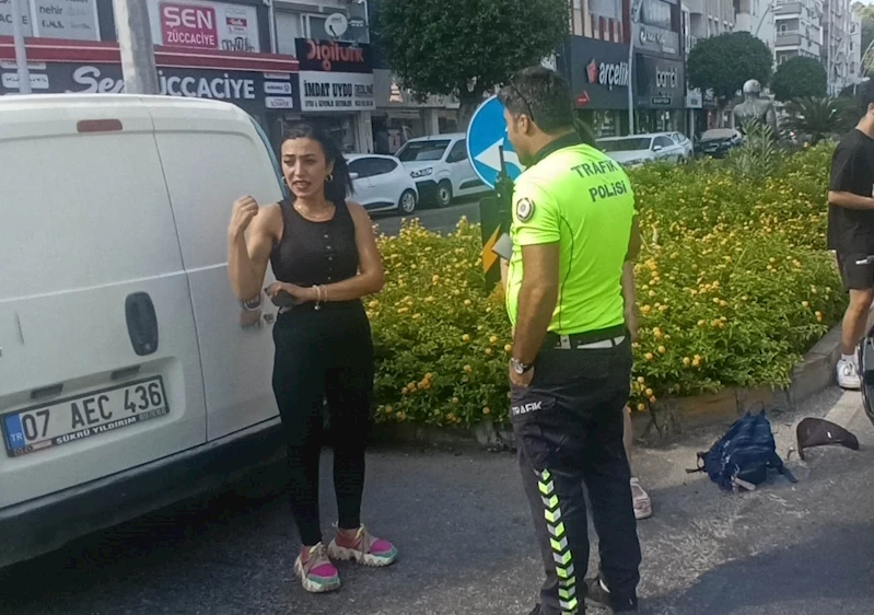 Antalya’da aynı kavşakta 5 dakika arayla iki motosiklet kazası kamerada
