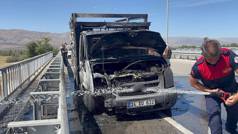 Erzincan’da seyir halindeki kamyon alev alev yandı
