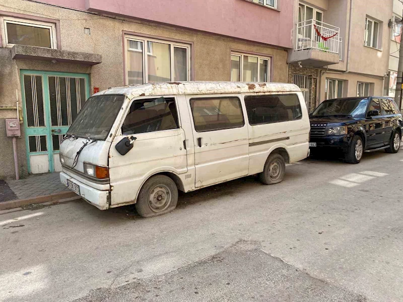 Sokakta terk edilen panelvan araç
