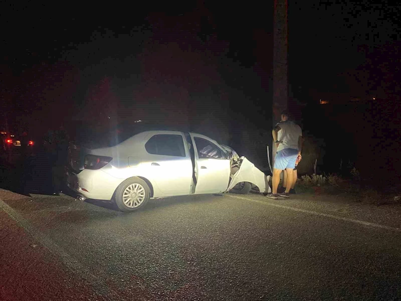 Seyir halinde lastiği patlayan otomobil elektrik direğine çarptı; 1 yaralı