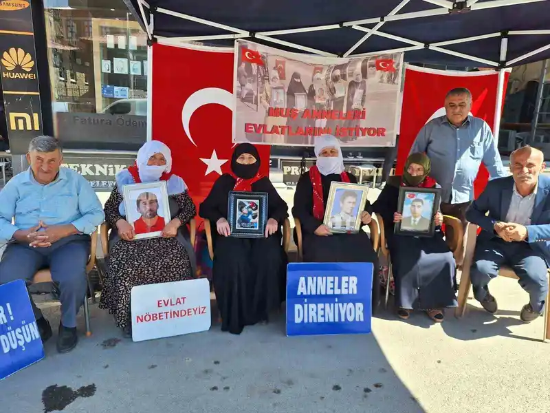 Muş’ta annelerin evlat nöbeti devam ediyor