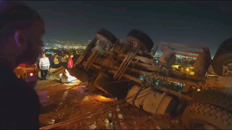 Freni patlayan kamyon devrildi, sürücü kayıplara karıştı
