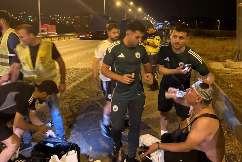 Erciyes 38 kafilesi, trafik kazasına müdahale etti
