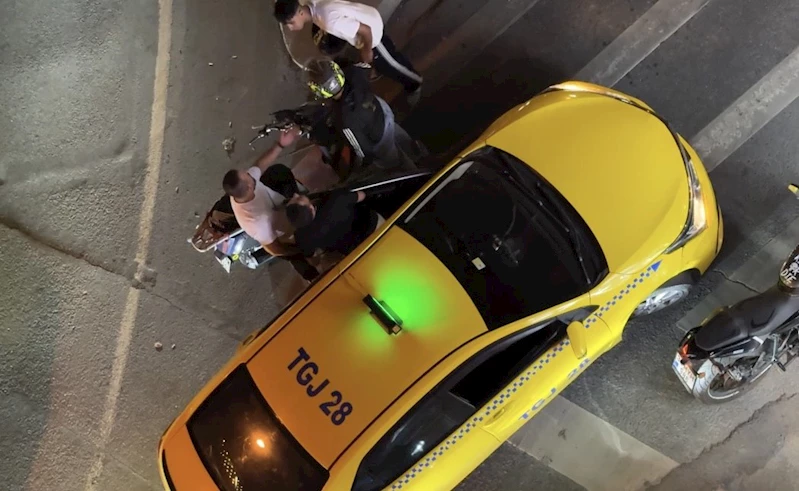 Şişli’de taksi şoförüyle motosikletli arasındaki yol verme tartışması kameraya yansıdı