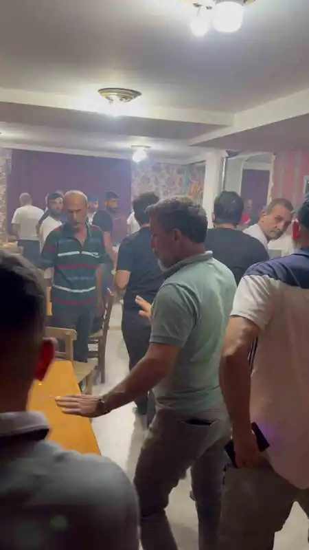 Adana’da çift çelik kapılı kumarhaneye ’koçbaşı’ ile baskın: 49 şahıs yakalandı
