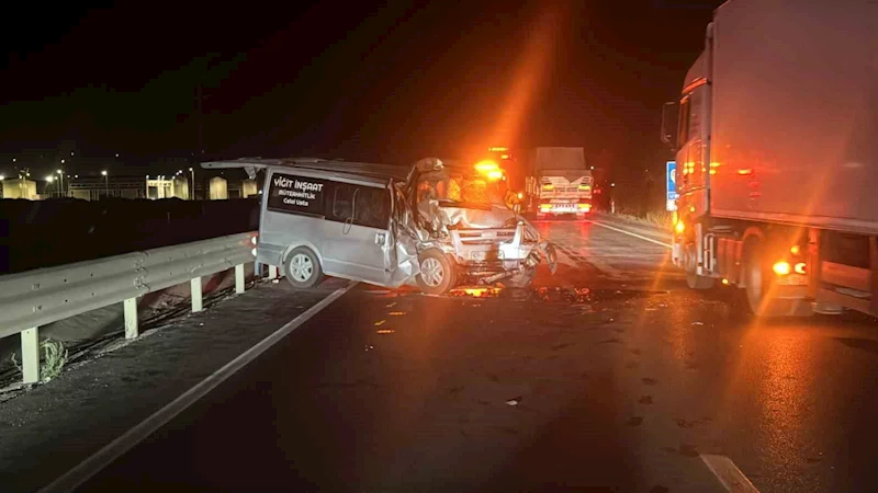 İş makinasına çarpan minibüs şoförü yaralandı
