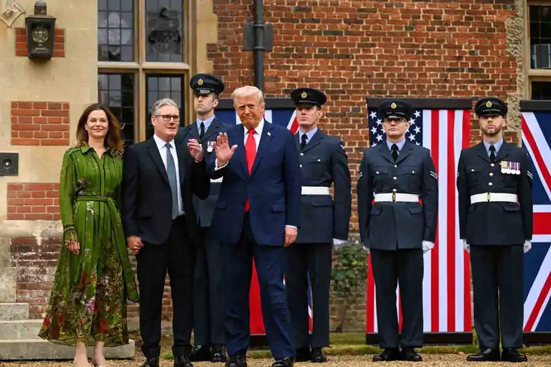 Trump, İngiltere Başbakanı Starmer ile görüştü
