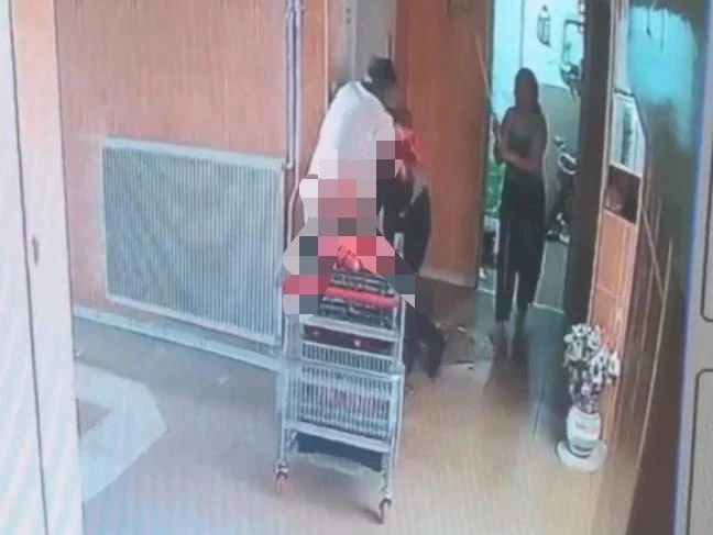 Bina görevlisini eşinin yanında öldürmüş!