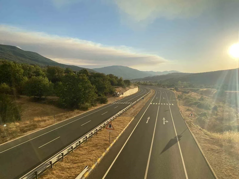 Karabük’ün Safranbolu ilçesi ile Kastamonu’nun Araç ilçesi sınırlarındaki orman yangınları sebebiyle Kastamonu-Karabük kara yolu Karabük ve Kastamonu’nun Araç ilçeleri arasında araç trafiğine kapatıldı.
