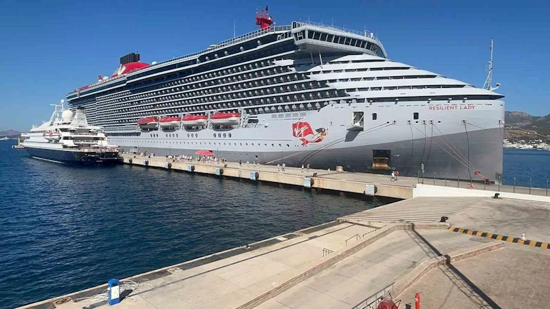 Bodrum’a 2 gemi birden geldi
