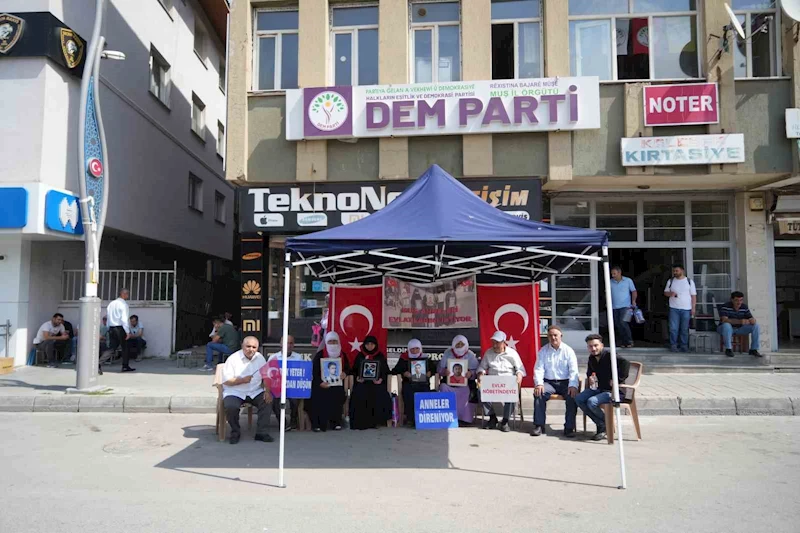Muş’ta ailelerin evlat nöbeti sürüyor

