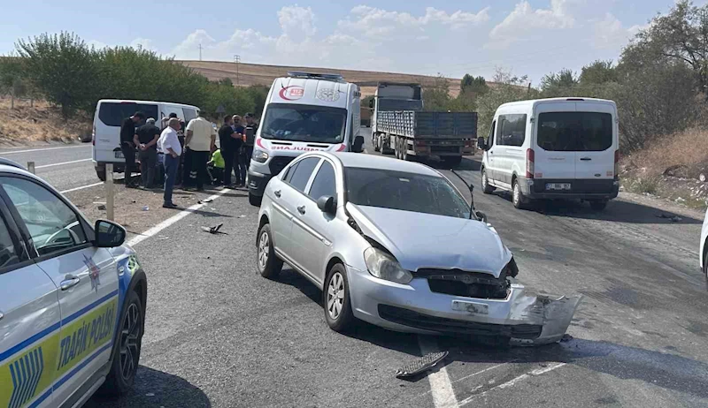 Adıyaman’da U dönüşü yapmak isteyen otomobile araçlar çarptı: 3 yaralı
