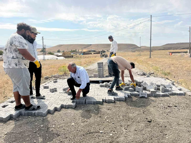 Akyaka’da köy içi yollar kilit parke taş döşeniyor
