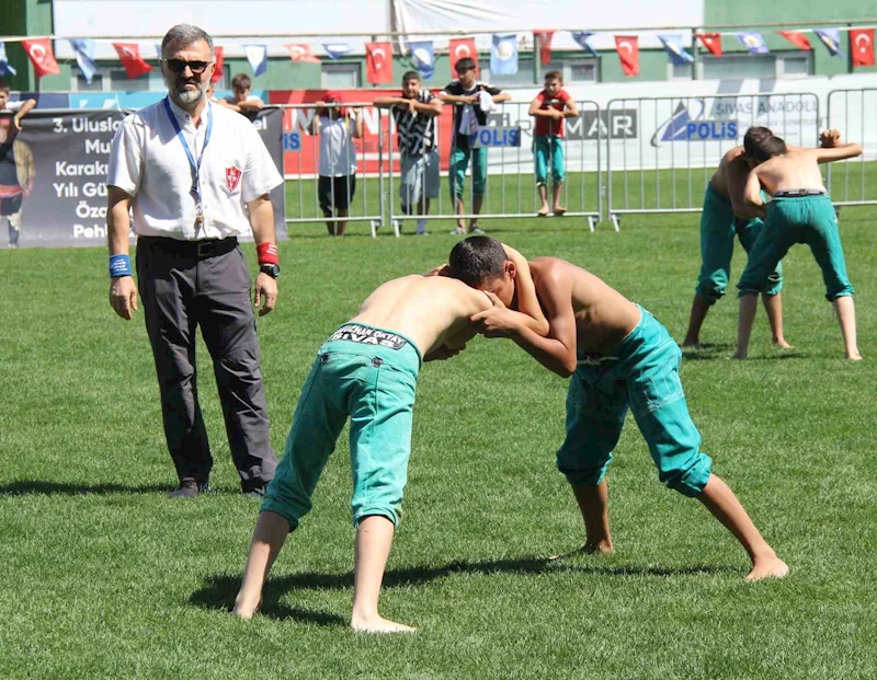 Sivas’ta Muhsin Yazıcıoğlu Karakucak Güreşleri coşkusu

