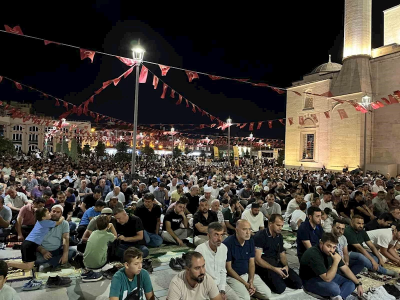 Konya’da Mevlid Kandili’nde vatandaşlar camileri doldurdu
