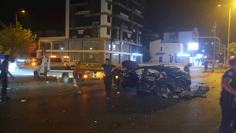 Kavşağa çıkan otomobili adeta biçti, sürücü araçtan fırladı: 3 yaralı
