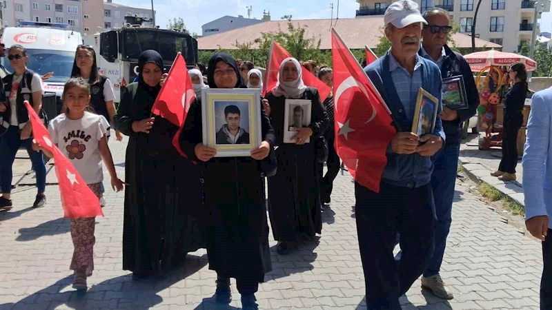 Vanlı anneler evlatlarını bekliyor
