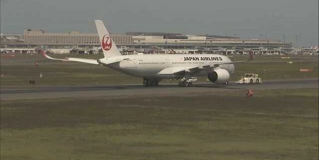 Japonya’da motoru arızalanan yolcu uçağı, tek motorla acil iniş yaptı
